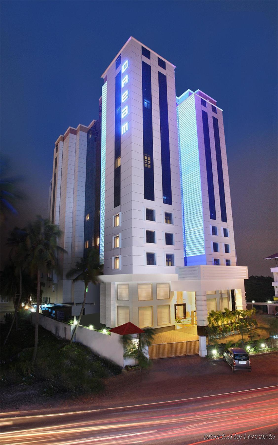 Radisson Blu Kochi Hotel Exterior photo The hotel at night