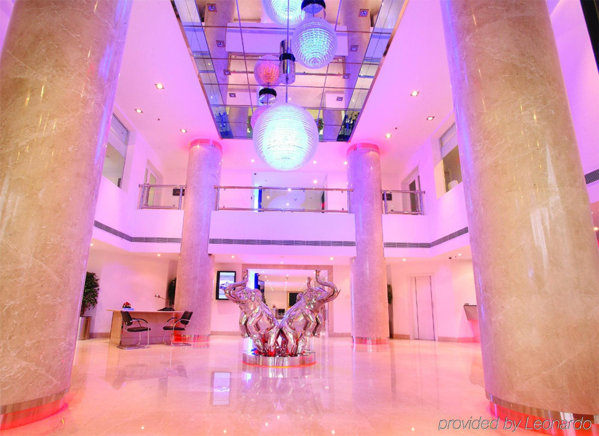 Radisson Blu Kochi Hotel Interior photo The lobby of the hotel