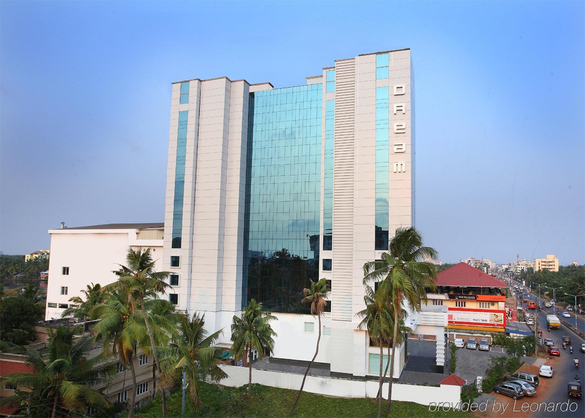 Radisson Blu Kochi Hotel Exterior photo The hotel in 2011