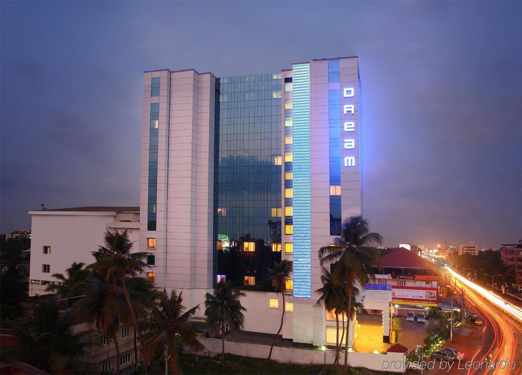 Radisson Blu Kochi Hotel Exterior photo