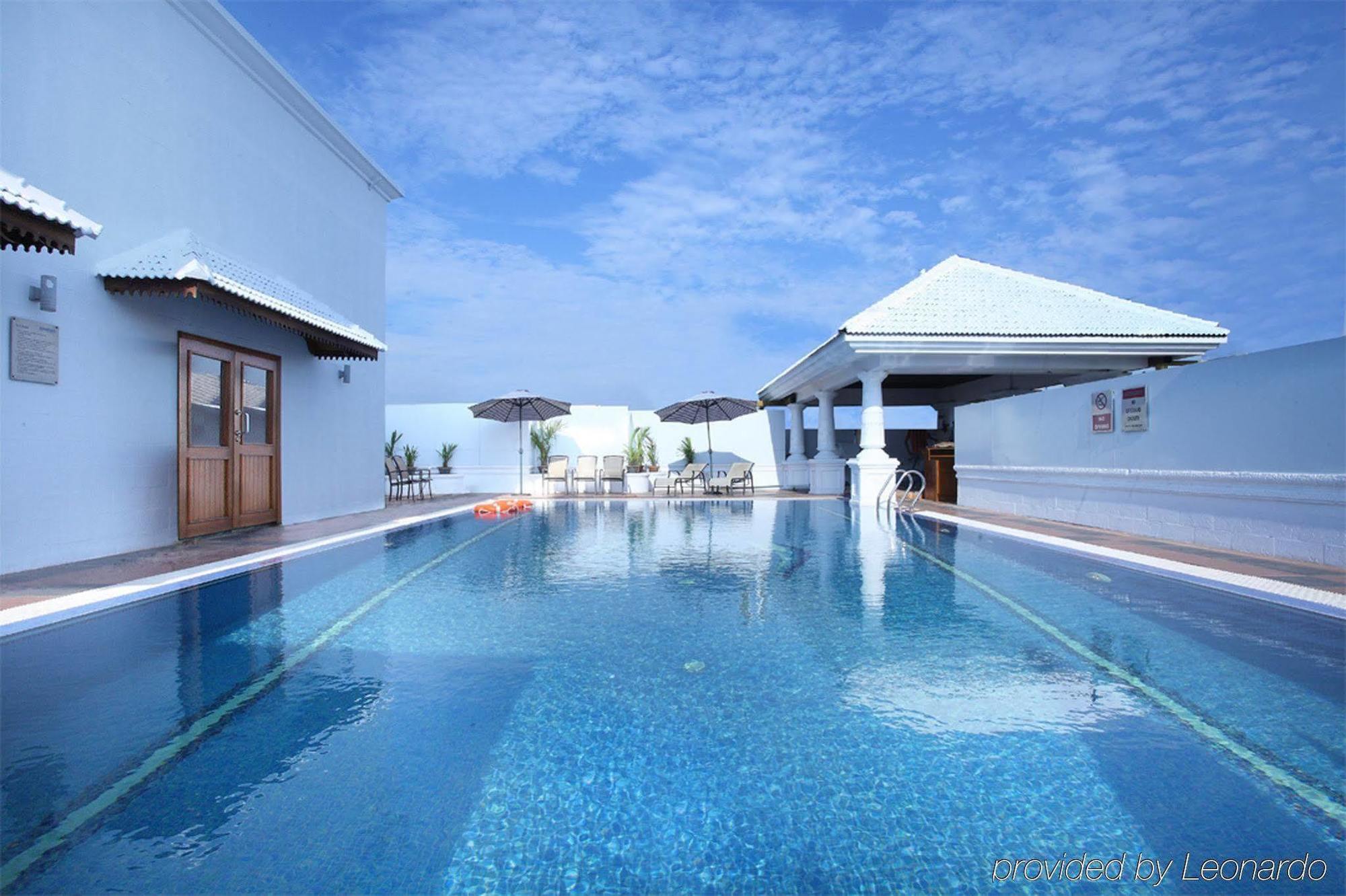 Radisson Blu Kochi Hotel Facilities photo Rooftop pool at the hotel