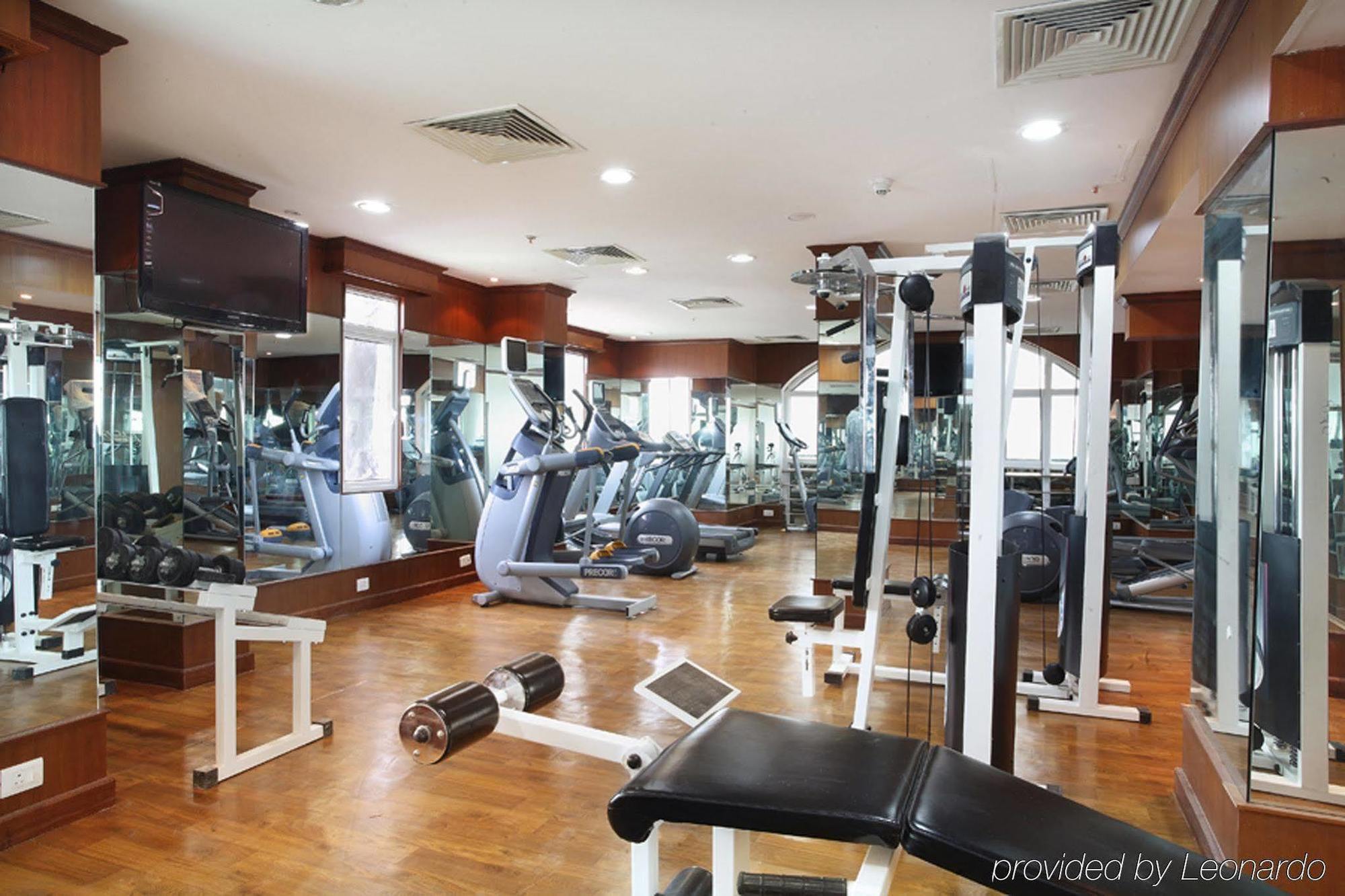 Radisson Blu Kochi Hotel Facilities photo The gym at the hotel