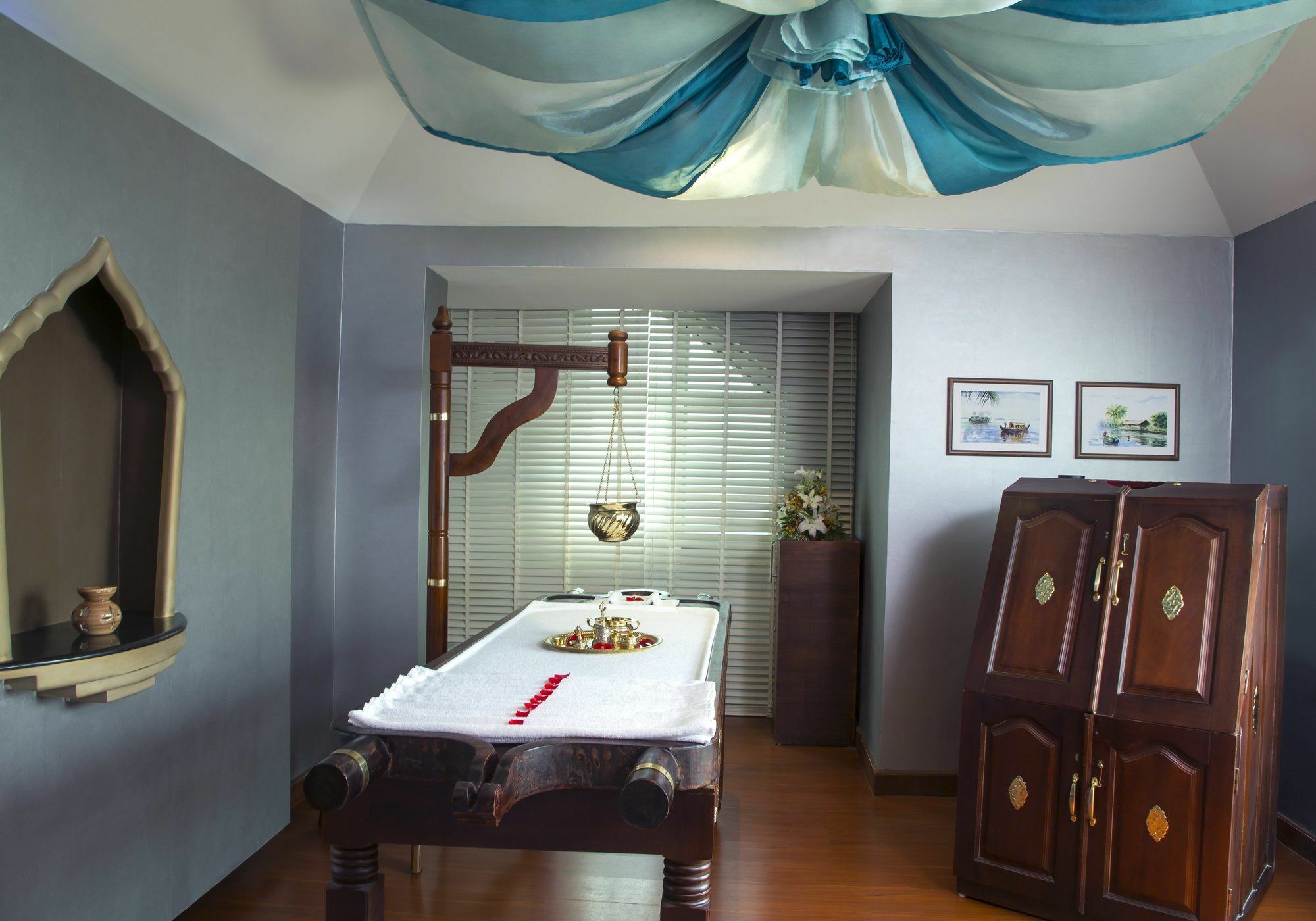 Radisson Blu Kochi Hotel Exterior photo Ayurvedic treatment room