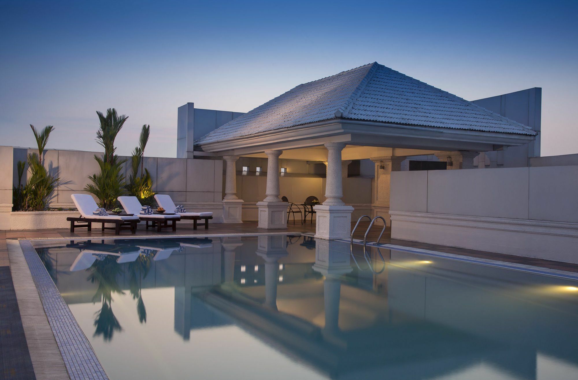 Radisson Blu Kochi Hotel Exterior photo The swimming pool at the hotel